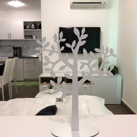 Modern Center Studio Under The Castle II Free Parking Apartment Ljubljana Bagian luar foto