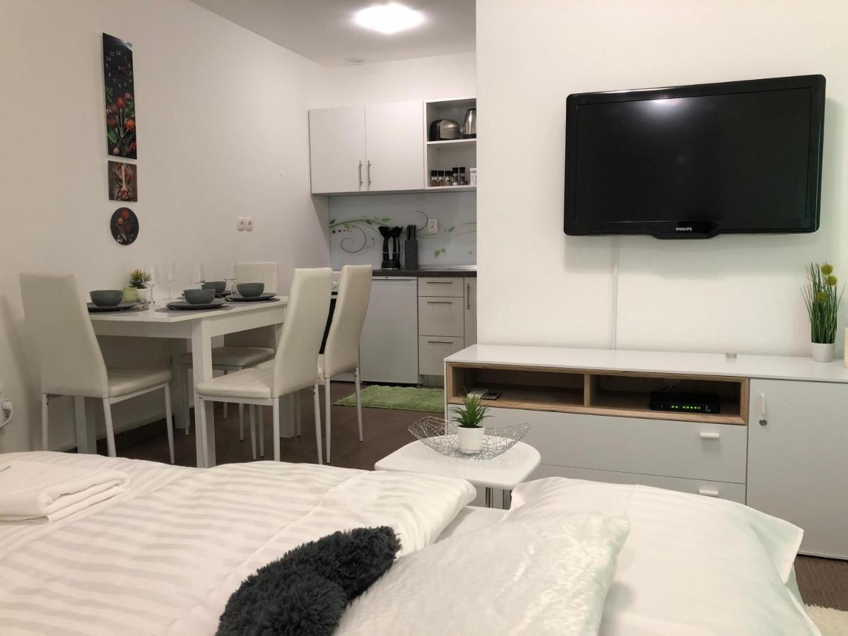 Modern Center Studio Under The Castle II Free Parking Apartment Ljubljana Bagian luar foto